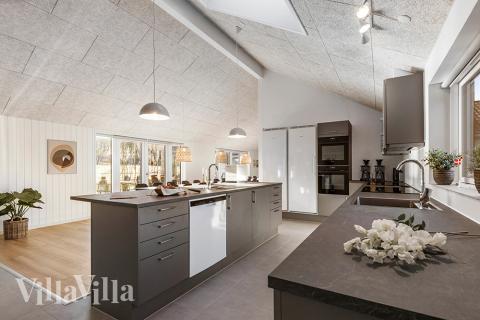 Det stora ljusa vardagsrummet i lyxstuga nr 806 för 30.