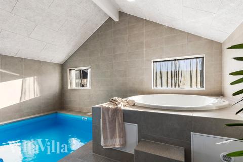 Njut av spabadets värme i lyxstuga nr 806 i Østjylland