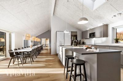Det stora ljusa vardagsrummet i lyxstuga nr 806 för 30.