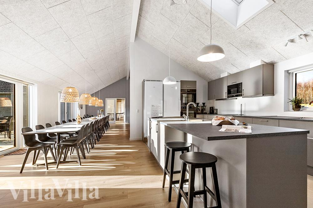 Det stora ljusa vardagsrummet i lyxstuga nr 806 för 30.