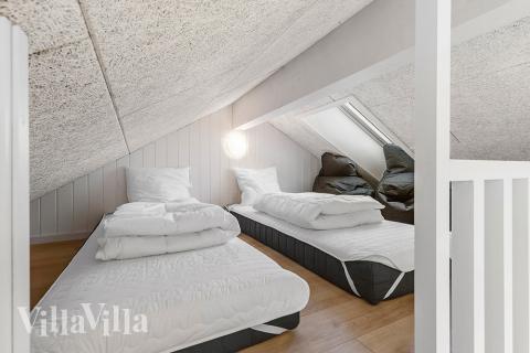 Några av de 30 sovplatserna finns på loftet i lyxstuga nr 806