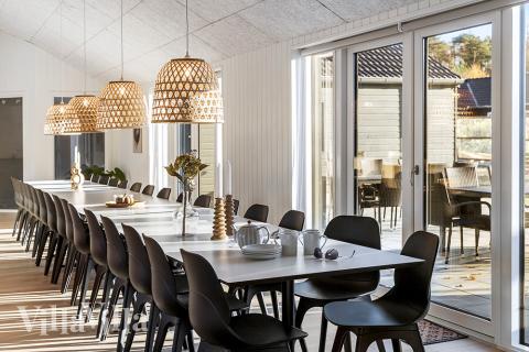 Ni kan sitta 30 personer tillsammans i vardagsrummet när ni besöker lyxhus nr 806 i Østjylland.