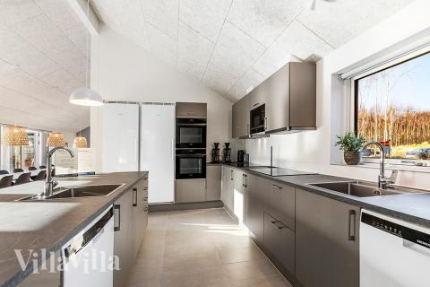 Köket i lyxstuga nr 806 är utrustat så att ni kan laga mat till 30 personer.