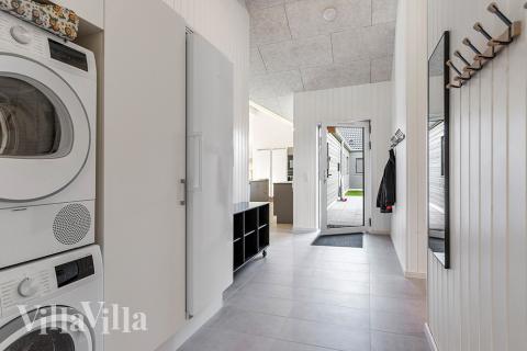 Den rymliga entrén i lyxstuga nr 806 i Østjylland