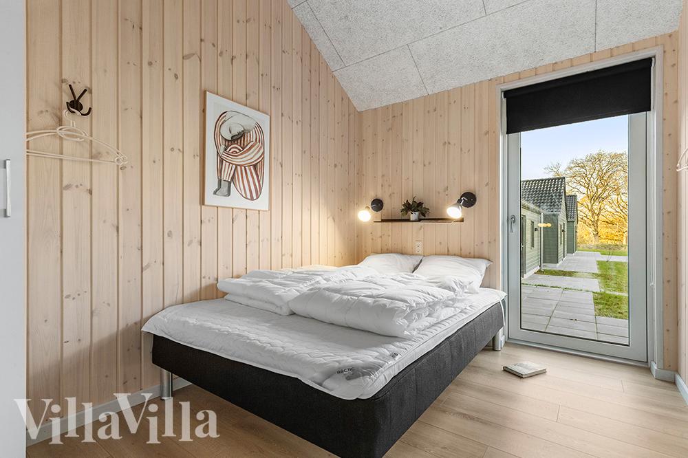 Ett av de 12 utmärkta sovrummen i lyxstuga nr 806 i Østjylland.