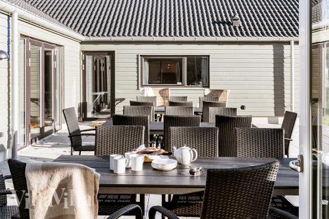 Lyxstuga nr 806 har en härlig terrass med sköna trädgårdsmöbler för 30 personer.