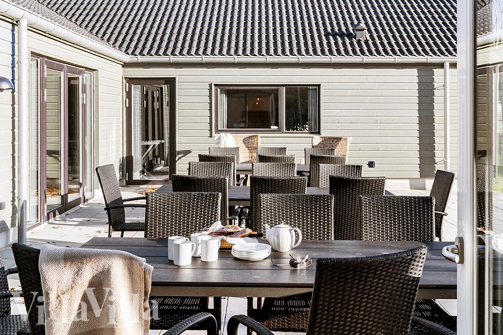 Lyxstuga nr 806 har en härlig terrass med sköna trädgårdsmöbler för 30 personer.