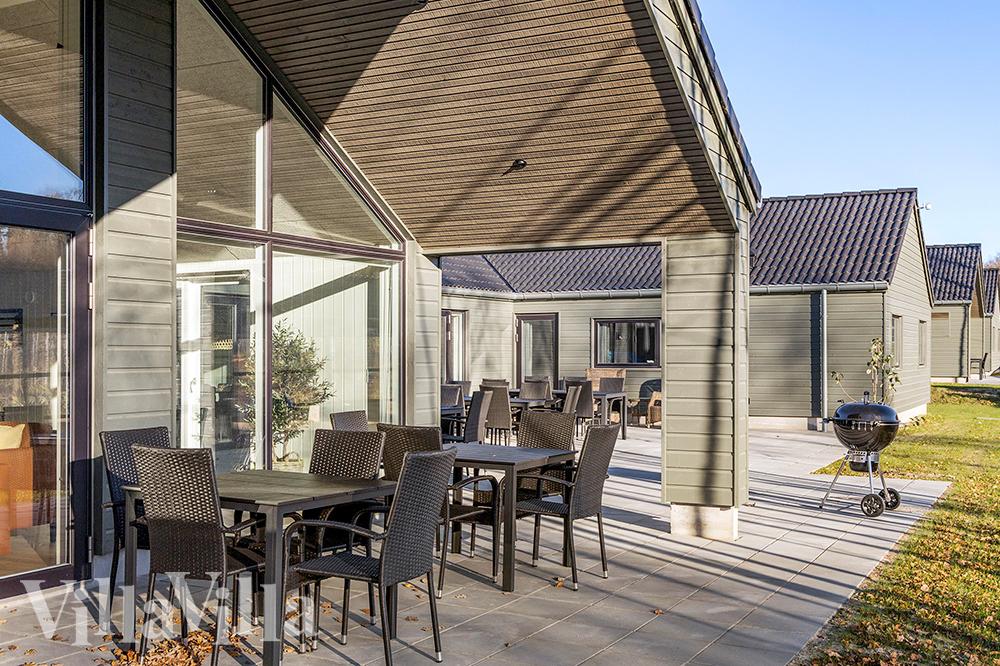 Njut av en grillkväll på terrassen i lyxstuga nr 806 i Østjylland