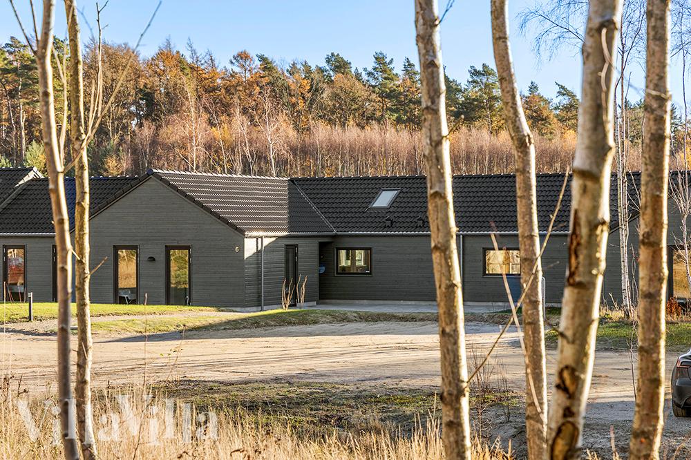 Den praktfulla poolstugan nr 806 med plats för 30 personer ligger i Østjylland