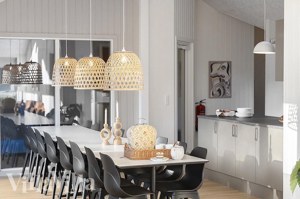 Det stora ljusa vardagsrummet i lyxstuga nr 802 för 16.