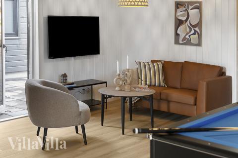 Lyxstuga 802 för 16 personer har ett stort aktivitetsrum med bl.a. biljard och dart