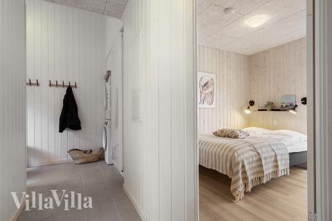 Den rymliga entrén i lyxstuga nr 802 i Østjylland