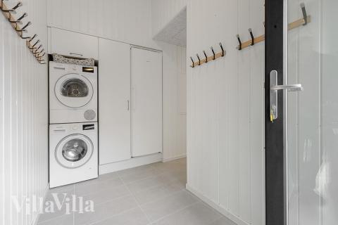 I entrén i lyxstuga 802 finns det gott om plats