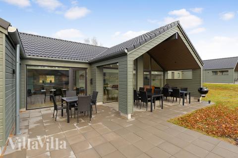 Lyxstuga nr 802 har en härlig terrass med sköna trädgårdsmöbler för 16 personer.