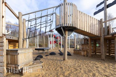 Förutom de många timmar som du kan tillbringa i stugans poolavdelning erbjuder lyxstuga 802 även många utomhusaktiviteter