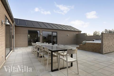 På terrassen i sommarhus nr 903 finns det plats för upp till 20 gäster.