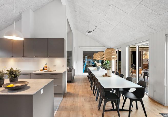 Det stora ljusa vardagsrummet i lyxstuga nr 911 för 20.