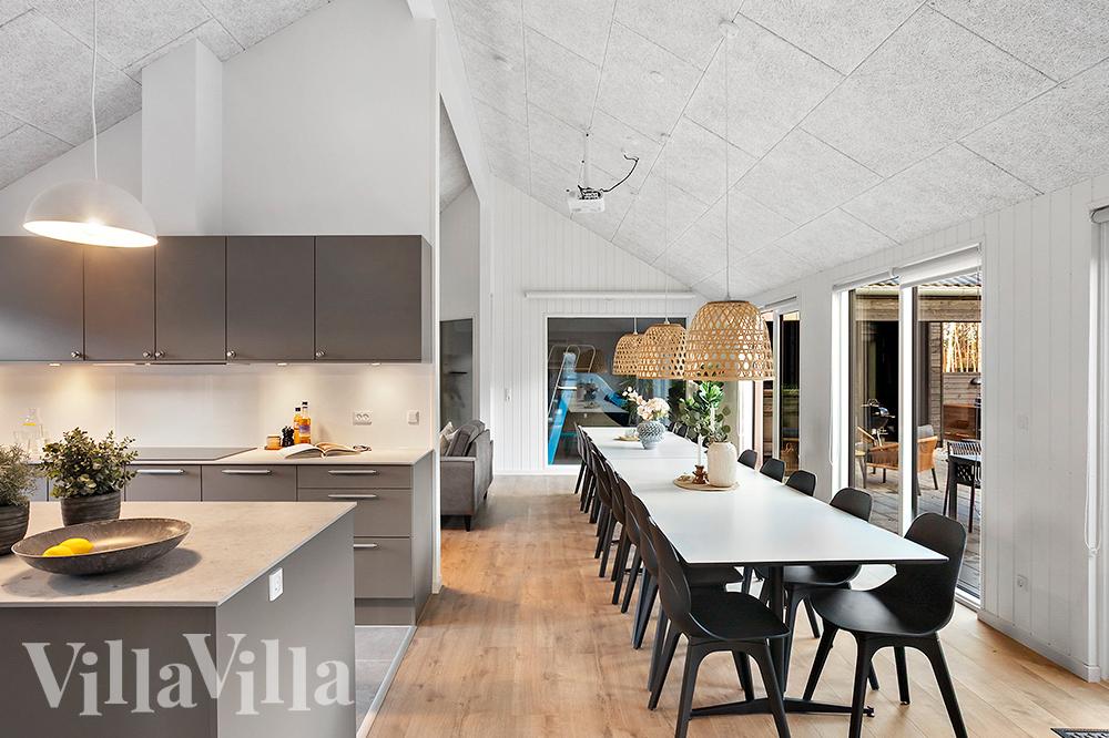 Det stora ljusa vardagsrummet i lyxstuga nr 911 för 20.