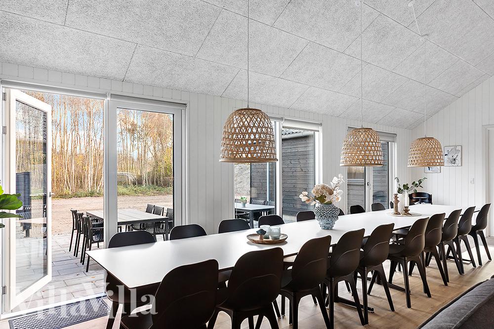 Vardagsrummet i lyxstuga nr. 911 har plats för 20 personer.