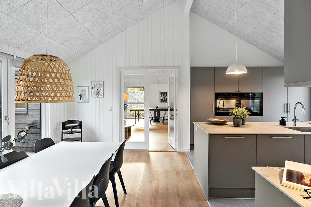 Ni kan sitta 20 personer tillsammans i vardagsrummet när ni besöker lyxhus nr 911 i Lolland/Falster/Møn.