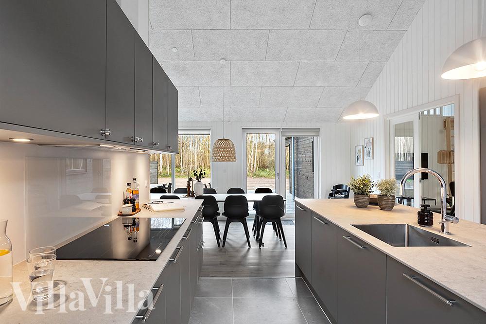 Köket i lyxstuga nr 911 är utrustat så att ni kan laga mat till 20 personer.