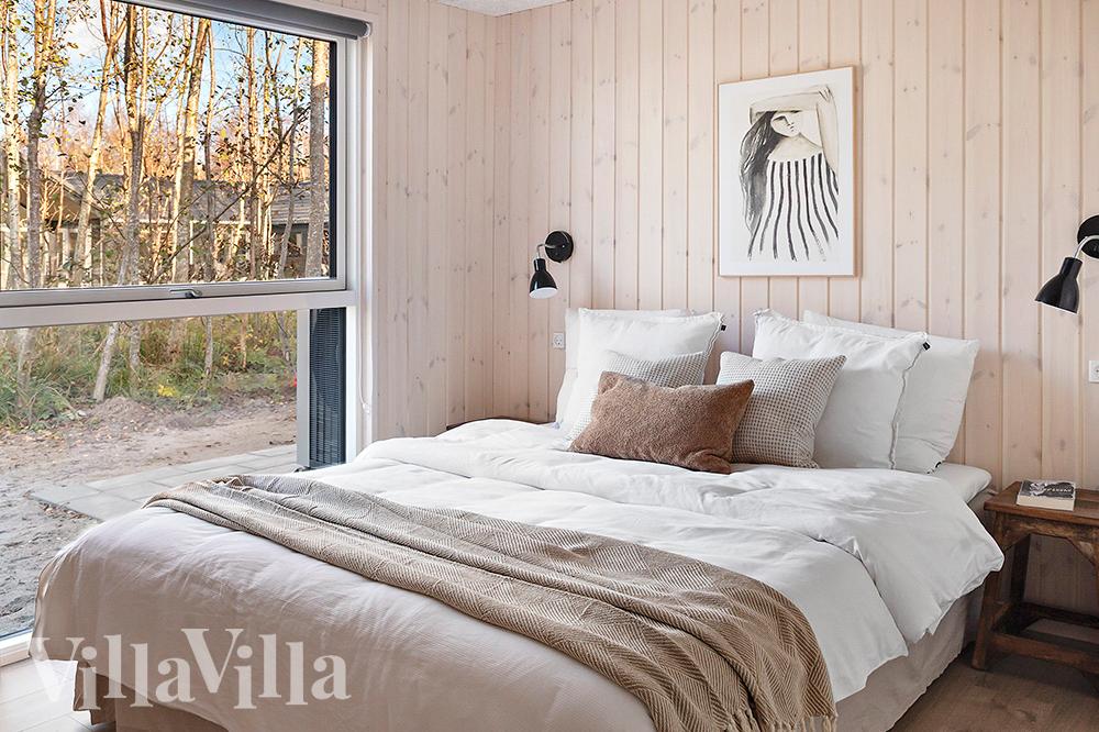 Ett av de 8 utmärkta sovrummen i lyxstuga nr 911 i Lolland/Falster/Møn.