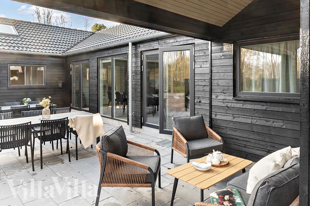 Lyxstuga nr 911 har en härlig terrass med sköna trädgårdsmöbler för 20 personer.