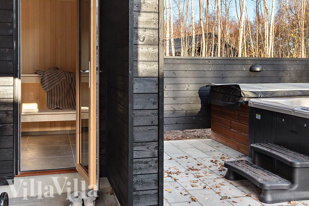 Njut av en grillkväll på terrassen i lyxstuga nr 911 i Lolland/Falster/Møn