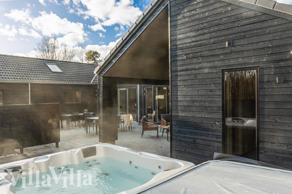 På terrassen i sommarhus nr 911 finns det plats för upp till 20 gäster.