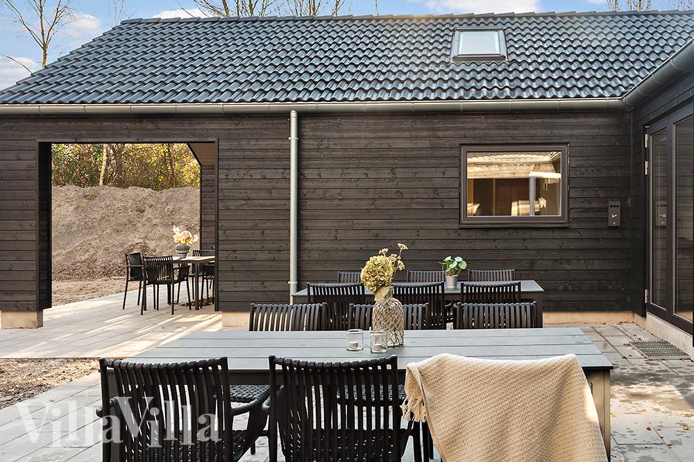 Stor terrass i lyxstuga nr 911 i Lolland/Falster/Møn.