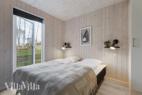 Ett av de 4 utmärkta sovrummen i lyxstuga nr 927 i Bornholm.