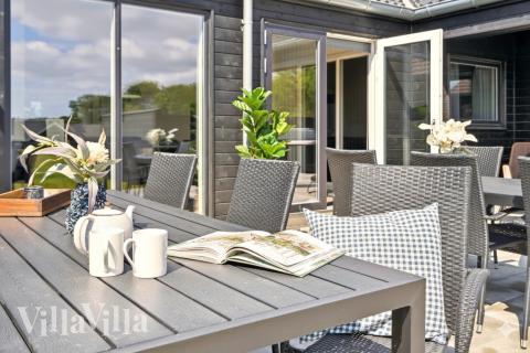 På terrassen i sommarhus nr 927 finns det plats för upp till 8 gäster.