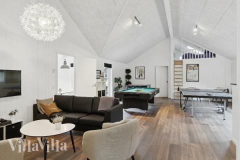 Lyxstuga 351 för 22 personer har ett stort aktivitetsrum med bl.a. biljard och dart