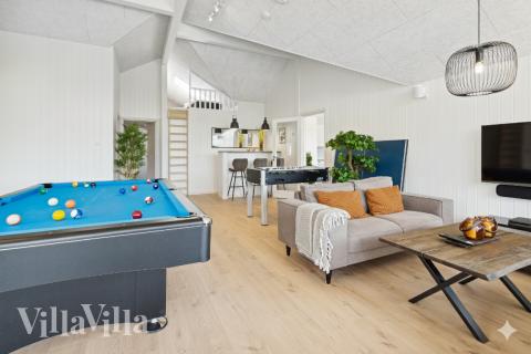 Förutom de många timmar som du kan tillbringa i stugans poolavdelning erbjuder lyxstuga 598 även biljard, bordtennis och dart