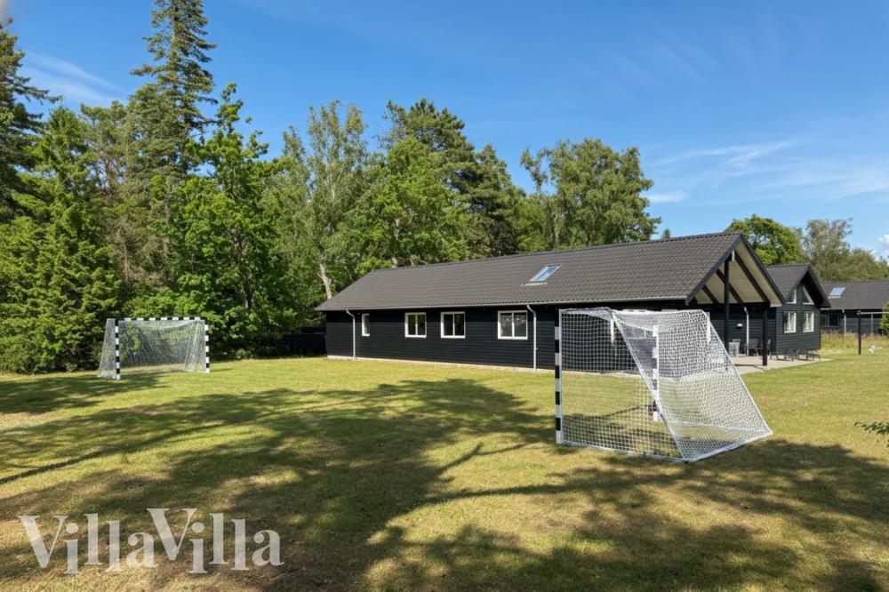 Till den trevliga sommarstugan nr 351 i Nordsjälland erbjuds en mängd utomhusaktiviteter, t.ex. lektorn och gungor