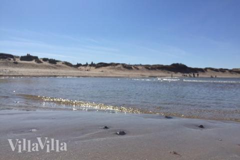 Den vackra stranden i närheten av lyxhus 351 vid Nordsjälland.