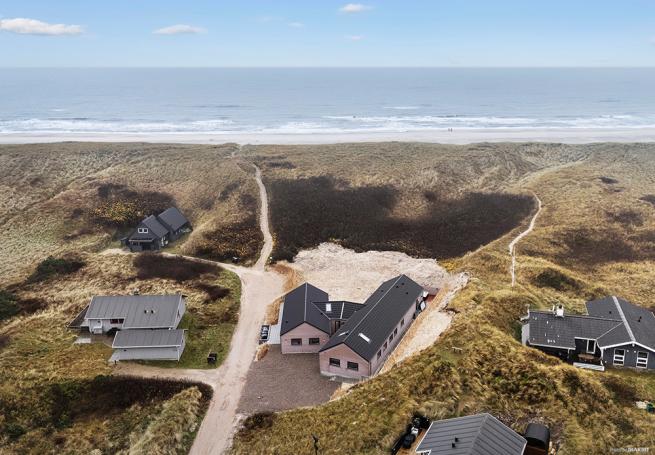 Den praktfulla poolstugan nr 900 med plats för 18 personer ligger i Vestjylland