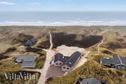 Den praktfulla poolstugan nr 900 med plats för 18 personer ligger i Vestjylland