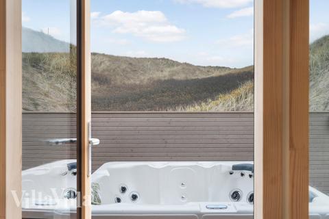 Njut av spabadets värme i lyxstuga nr 900 i Vestjylland