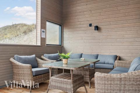 Lyxstuga nr 900 har en härlig terrass med sköna trädgårdsmöbler för 18 personer.