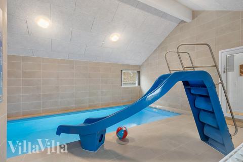 Sommarstuga 900 är inredd med en smakfull poolavdelning som har vattenrutschbana, ett stort inbyggt spapad och bastu