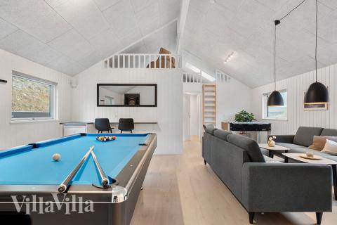 Förutom de många timmar som du kan tillbringa i stugans poolavdelning erbjuder lyxstuga 900 även biljard, bordtennis och dart