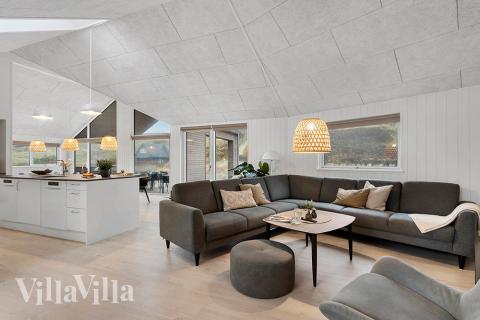 Soffhörnan i lyxstuga 900 i Vestjylland.