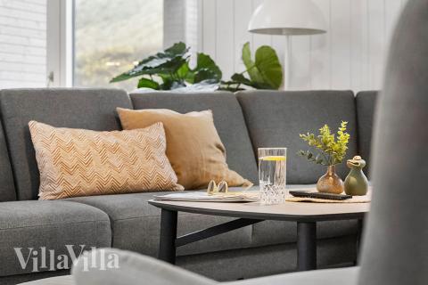 Vardagsrummet i lyxstuga nr. 900 har plats för 18 personer.