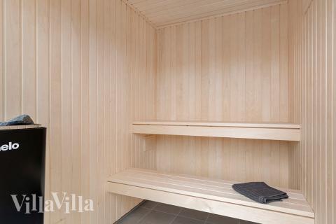 Njut av bastuvärmen i lyxstuga nr 900 för 18 personer