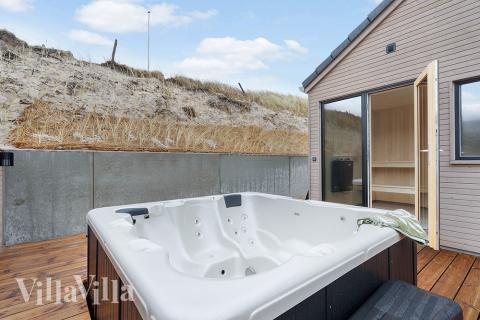 Lyxstuga nr 900 erbjuder bland annat ett härligt spabad