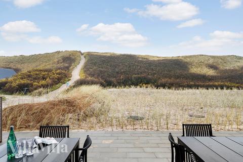 På terrassen i sommarhus nr 900 finns det plats för upp till 18 gäster.