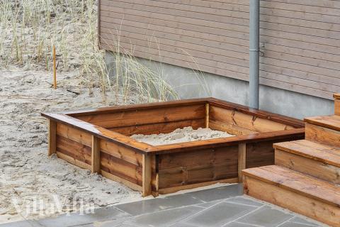 Till den trevliga sommarstugan nr 900 i Vestjylland erbjuds en mängd utomhusaktiviteter, t.ex. lektorn och gungor