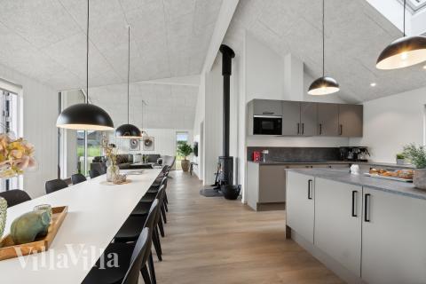 Det stora ljusa vardagsrummet i lyxstuga nr 921 för 18.