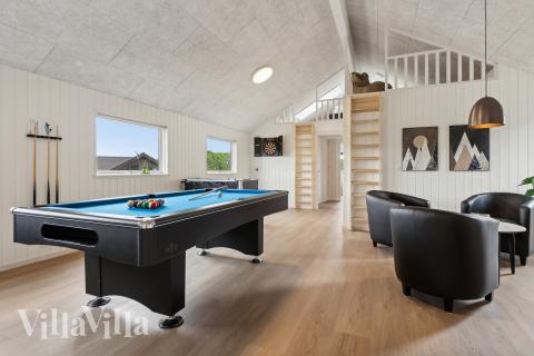 Lyxstuga 921 för 18 personer har ett stort aktivitetsrum med bl.a. biljard och dart